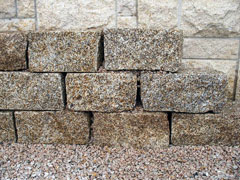 Granit-Mauersteine gelb, mittel- bis grobkörnig, aus deutscher Produktion, gespalten (nass)
